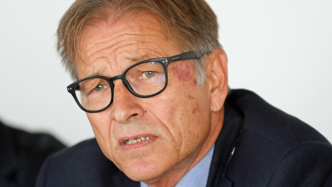 Helmut Fünfsinn spricht während einer Pressekonferenz in Frankfurt am Main. Helmut Fünfsinn spricht während einer Pressekonferenz in Frankfurt am Main.