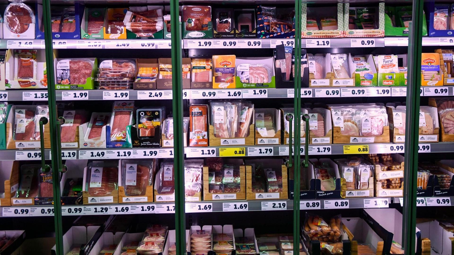 Wurst in Verpackungen in einem Kühlregal Wurst in Verpackungen in einem Kühlregal