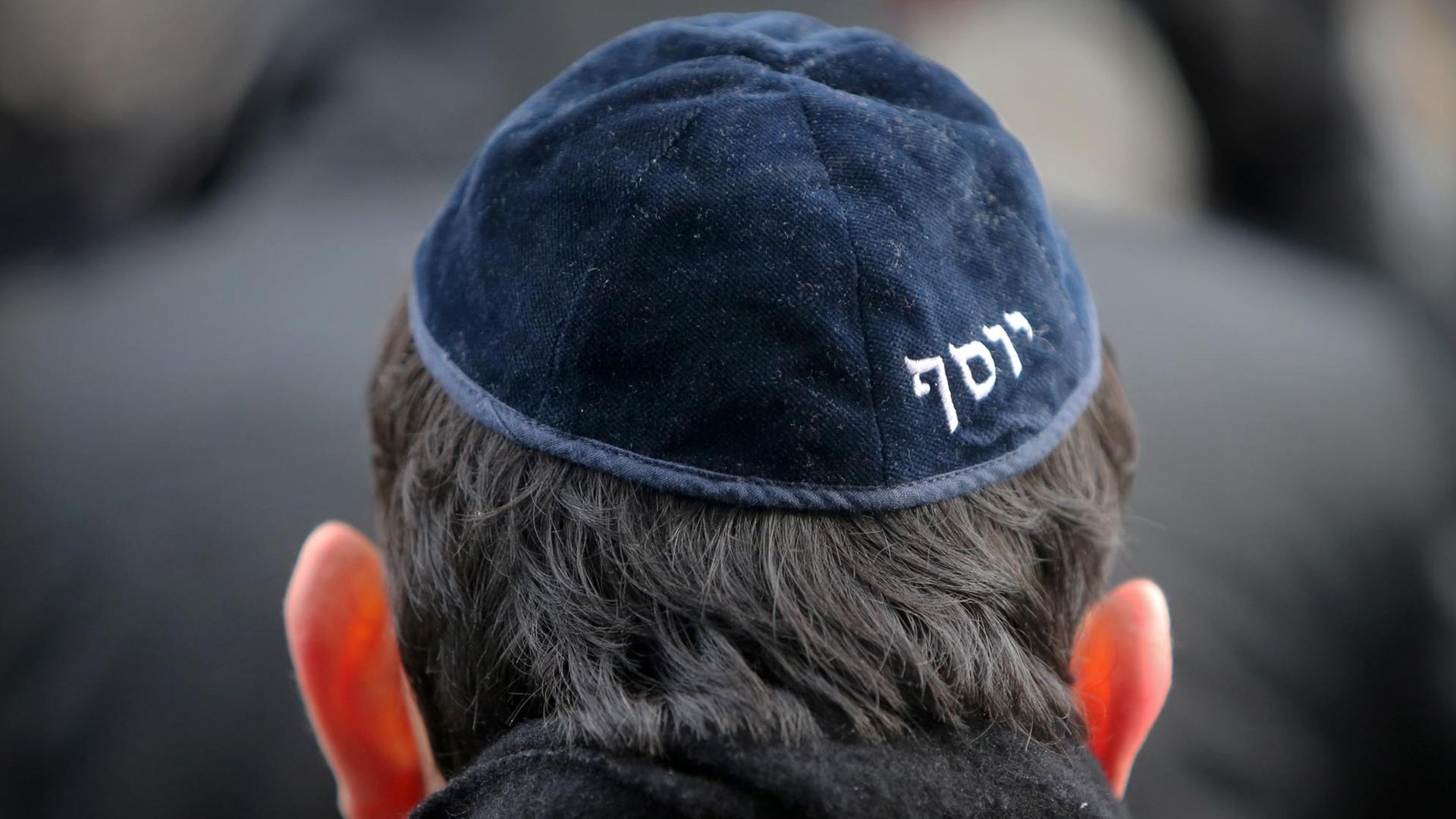 Mann mit schwarzer Kippa auf dem Kopf Mann mit schwarzer Kippa auf dem Kopf