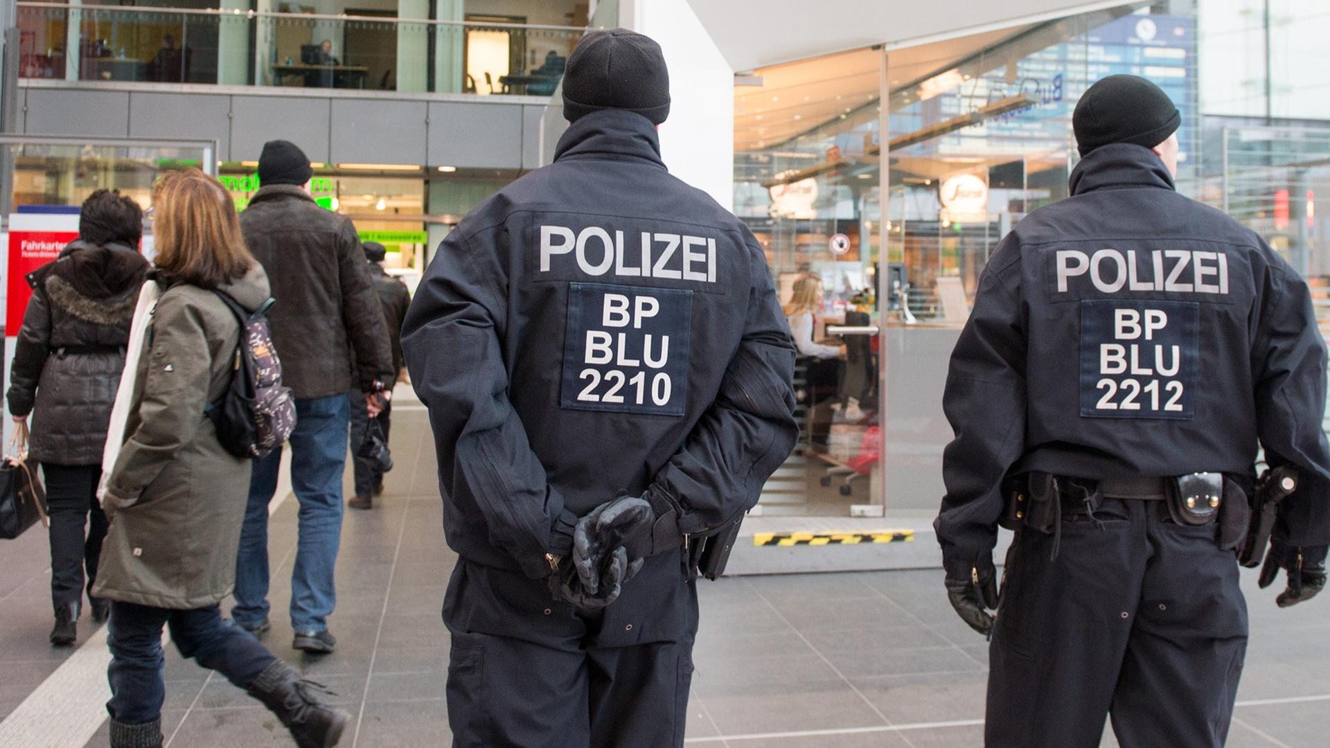 Polizisten bewachen den Hauptbahnhof in Berlin. Die deutschen Sicherheitsbehörden gehen den Hinweisen auf mögliche Anschlagziele islamistischer Terroristen in Deutschland mit Hochdruck nach. Polizisten bewachen den Hauptbahnhof in Berlin. Die deutschen Sicherheitsbehörden gehen den Hinweisen auf mögliche Anschlagziele islamistischer Terroristen in Deutschland mit Hochdruck nach.