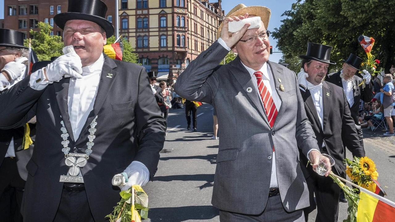 Stephan Weil und das Collegium der ehemaligen Bruchmeister Hannover e.V. beim Schützenausmarsch vom 490. Schützenfest. Hannover,30.06.2019 | Verwendung weltweit Stephan Weil und das Collegium der ehemaligen Bruchmeister Hannover e.V. beim Schützenausmarsch vom 490. Schützenfest. Hannover,30.06.2019 | Verwendung weltweit
