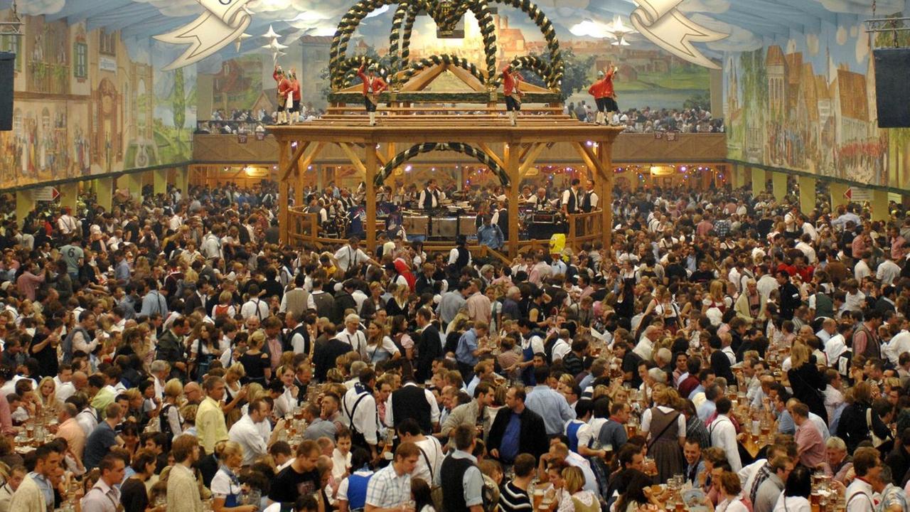 Ein vollbesetztes Bierzelt beim Oktoberfest Ein vollbesetztes Bierzelt beim Oktoberfest