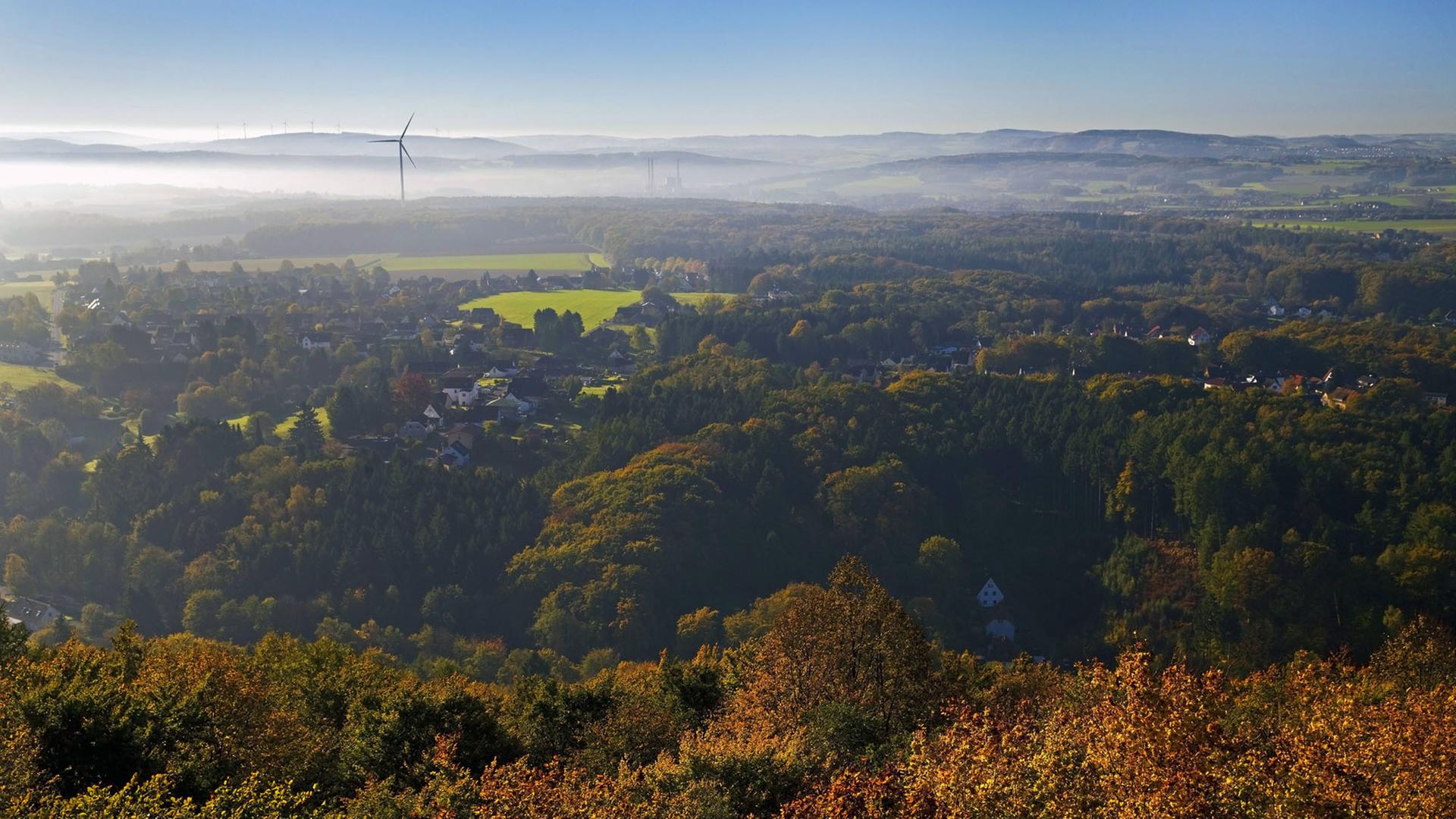 Blick über das Wesergebirge bei Porta Westfalica im Herbst bei leichtem Nebel Blick über das Wesergebirge bei Porta Westfalica im Herbst bei leichtem Nebel