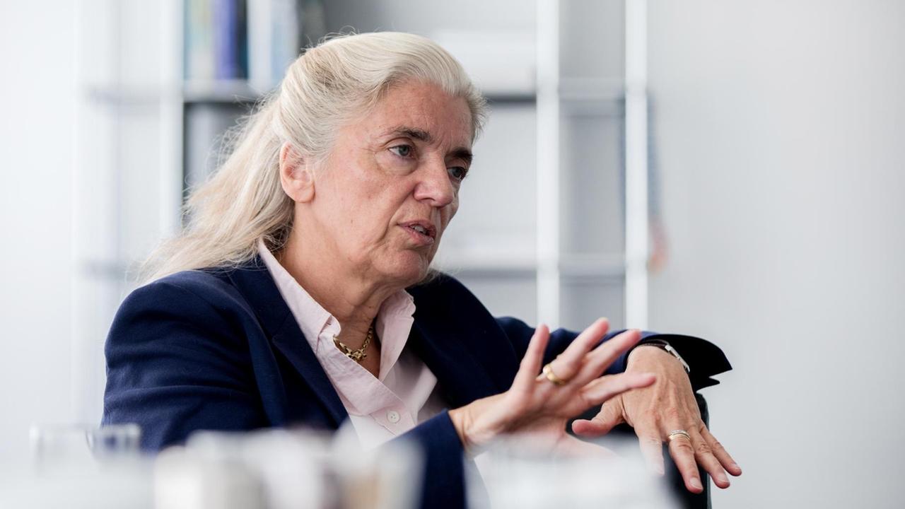 Die nordrhrein-westfälische Kultur- und Wissenschaftsministerin Isabel Pfeiffer-Poensgen gibt am 27.09.2017 in Düsseldorf (Nordrhein-Westfalen) ein Interview. Foto: Marcel Kusch/dpa | Verwendung weltweit Die nordrhrein-westfälische Kultur- und Wissenschaftsministerin Isabel Pfeiffer-Poensgen gibt am 27.09.2017 in Düsseldorf (Nordrhein-Westfalen) ein Interview. Foto: Marcel Kusch/dpa | Verwendung weltweit