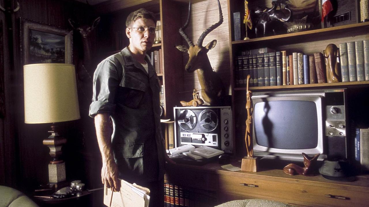 Szenenausschnitt von "Apocalypse Now" mit Harrison Ford im Büro stehend Szenenausschnitt von "Apocalypse Now" mit Harrison Ford im Büro stehend