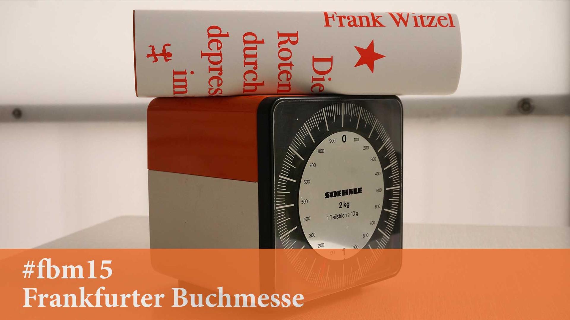 Der Roman "Die Erfindung der Roten Armee Fraktion durch einen manisch-depressiven Teenager im Sommer 1969" von Frank Witzel liegt auf einer Küchenwaage, die etwa 1100 Gramm anzeigt. Der Roman "Die Erfindung der Roten Armee Fraktion durch einen manisch-depressiven Teenager im Sommer 1969" von Frank Witzel liegt auf einer Küchenwaage, die etwa 1100 Gramm anzeigt.