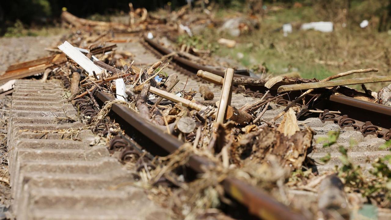 Nordrhein-Westfalen, Kall: Treibgut liegt auf den Bahngleisen. Nordrhein-Westfalen, Kall: Treibgut liegt auf den Bahngleisen.
