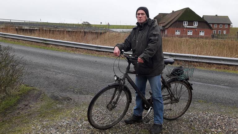 Autor und Übersetzer Friedhelm Rathjen macht während einer Radtour Pause Autor und Übersetzer Friedhelm Rathjen macht während einer Radtour Pause