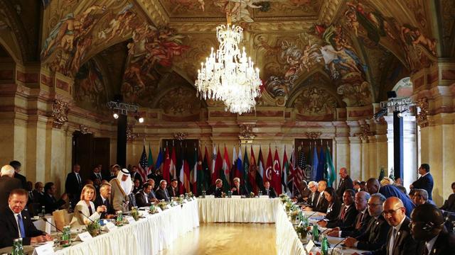 US-Außenminister John Kerry, sein italienischer Kollege Paolo Gentiloni und der UNO-Sondergesandte für Libyen, Martin Kobler, nehmen an einem Treffen in Wien, Österreich, teil.