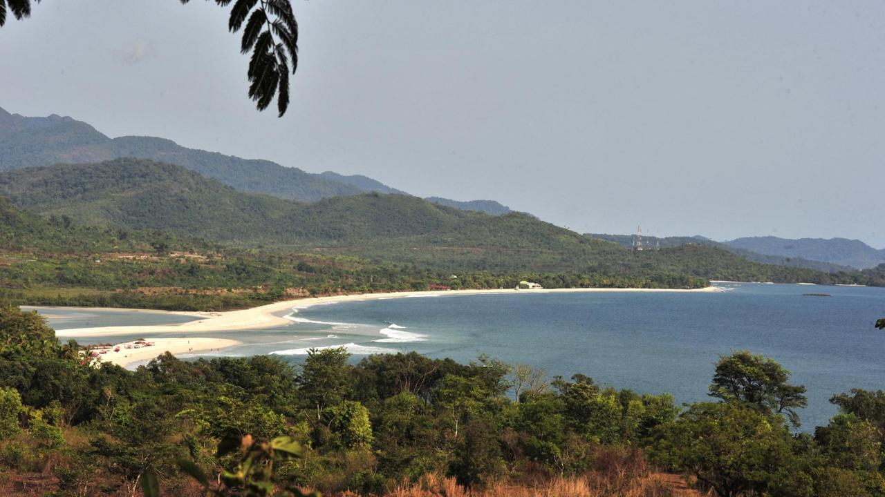 Blick auf den Tokeh Beach nahe Freetown in Sierra Leone.