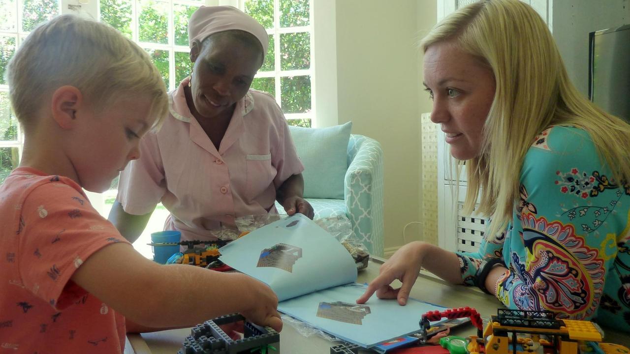 Janna, ihr Sohn und Thandi Nocuse spielen im Haus auf dem Gelände einer "Gated Community" in Durban. Janna, ihr Sohn und Thandi Nocuse spielen im Haus auf dem Gelände einer "Gated Community" in Durban.