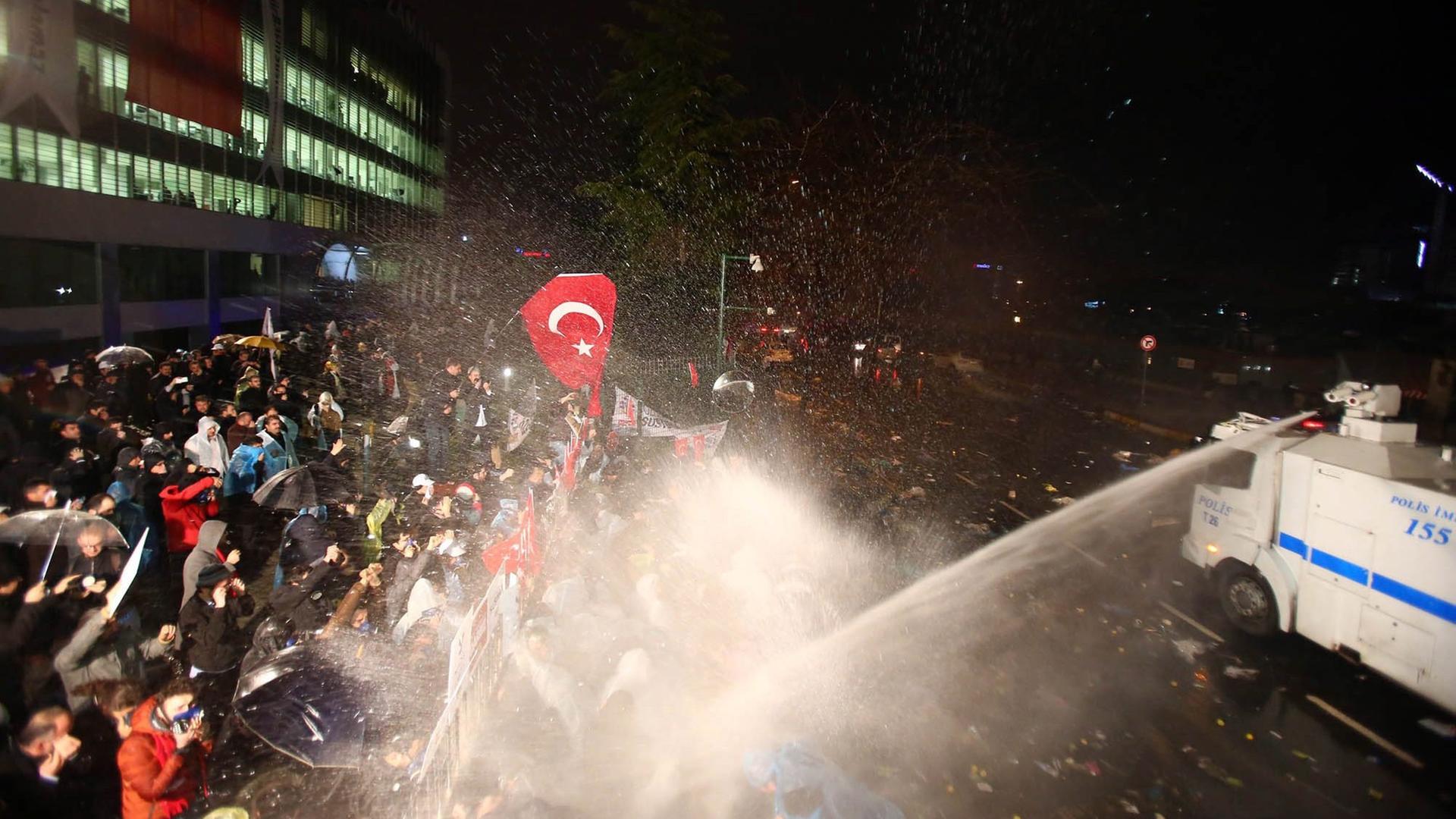 Polizisten stürmen in Istanbul Redaktion der regierungskritischen Zeitung Zaman (5.3.2016). Polizisten stürmen in Istanbul Redaktion der regierungskritischen Zeitung Zaman (5.3.2016).
