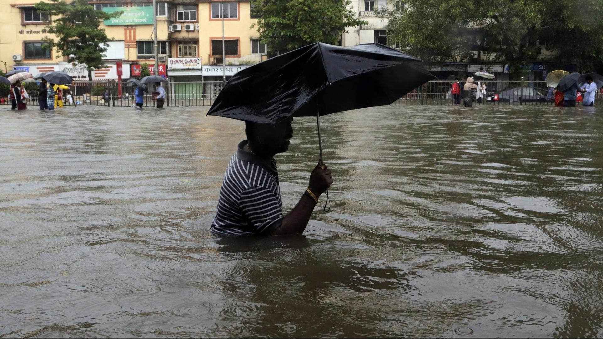 Ein Mann watet am 29.08.2017 in Mumbai (Indien) über eine überflutete Straße. Heftige Regenfälle haben am 29.08.2017 Teile der Stadt lahmgelegt. (zu "Überschwemmungen in Südasien - mehr als 1500 Tote" vom 30.08.2017) Foto: Rajanish Kakade/AP/dpa +++(c) dpa - Bildfunk+++ Ein Mann watet am 29.08.2017 in Mumbai (Indien) über eine überflutete Straße. Heftige Regenfälle haben am 29.08.2017 Teile der Stadt lahmgelegt. (zu "Überschwemmungen in Südasien - mehr als 1500 Tote" vom 30.08.2017) Foto: Rajanish Kakade/AP/dpa +++(c) dpa - Bildfunk+++