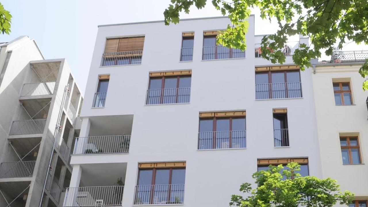 Ein Radfahrer fährt am Freitag (30.05.2008) in Berlin an dem nach Angaben des Bauherrn weltweit ersten innerstädtischen siebengeschossigen Wohnhaus aus Holz vorbei. Ein Radfahrer fährt am Freitag (30.05.2008) in Berlin an dem nach Angaben des Bauherrn weltweit ersten innerstädtischen siebengeschossigen Wohnhaus aus Holz vorbei.