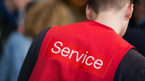  Ein Service Mitarbeiter der Deutschen Bahn bietet am 18.10.2014 im Hauptbahnhof in Köln Reisenden seine Hilfe an. 