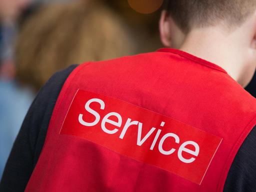  Ein Service Mitarbeiter der Deutschen Bahn bietet am 18.10.2014 im Hauptbahnhof in Köln Reisenden seine Hilfe an. 