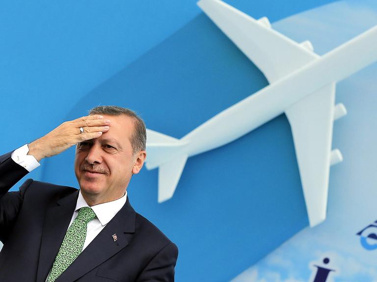 Der türkische Staatspräsident Erdoğan will mit einem dritten Flughafen für Istanbul die Wirtschaft auf Spitzenleistung bringen.
