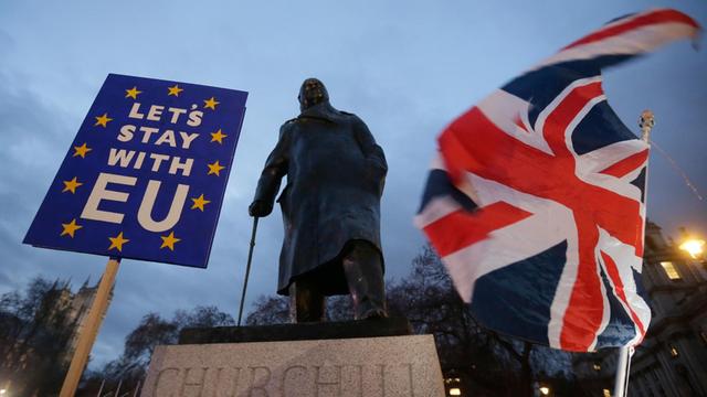 Brexit.-Gegner vor der Winston Churchill-Statue vor dem britischen Parlament in London