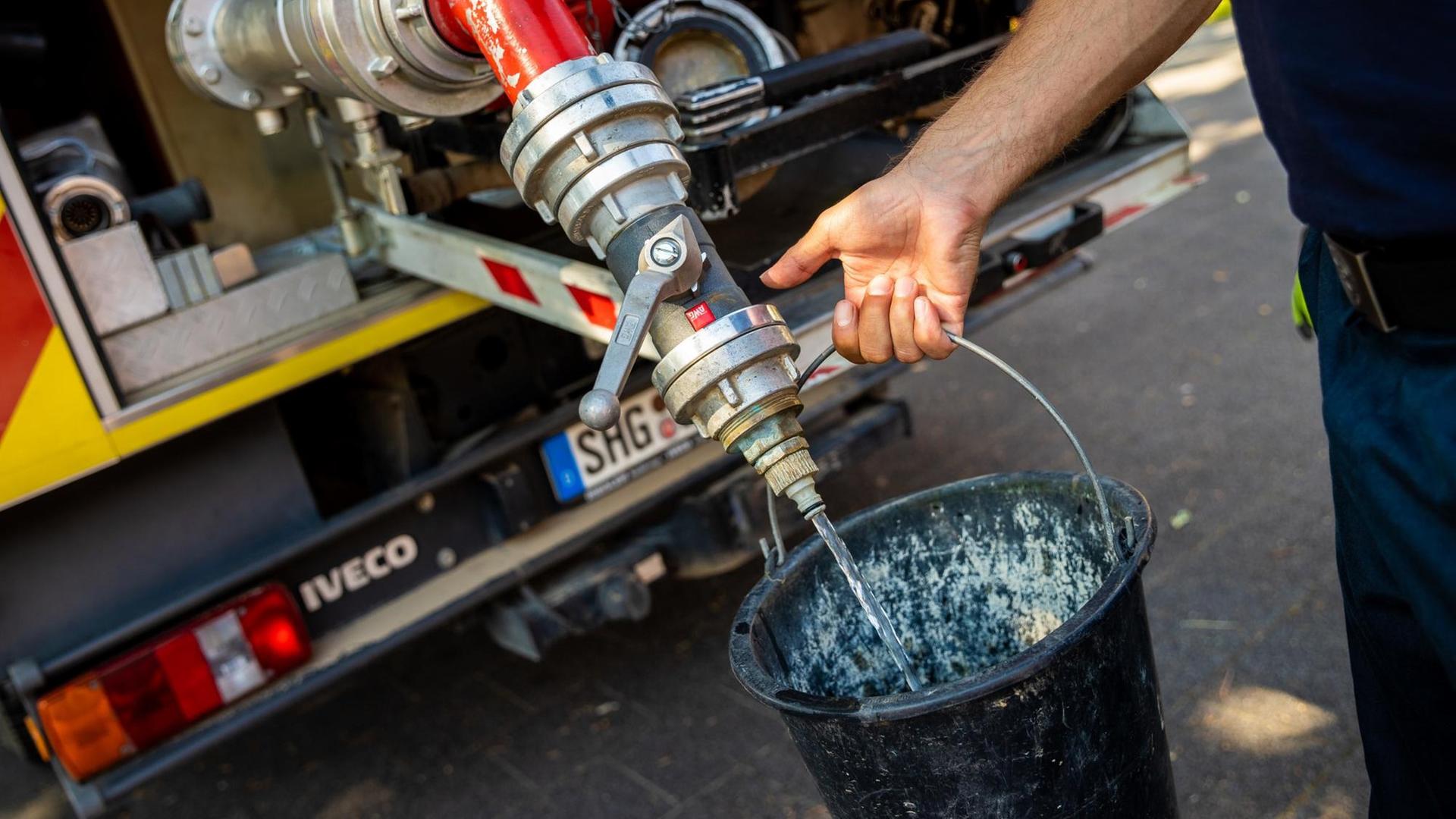 Einsatzkräfte der Freiwilligen Feuerwehr Lauenau zapfen Löschwasser aus dem Tank eines ihrer Einsatzfahrzeuge. In der Gemeinde im Landkreis Schaumburg ist die Wasserversorgung nach warmen Tagen und während der Corona-Pandemie zusammengebrochen. Die Abnahmemenge im privaten Bereich sei drastisch gestiegen. Einsatzkräfte der Freiwilligen Feuerwehr Lauenau zapfen Löschwasser aus dem Tank eines ihrer Einsatzfahrzeuge. In der Gemeinde im Landkreis Schaumburg ist die Wasserversorgung nach warmen Tagen und während der Corona-Pandemie zusammengebrochen. Die Abnahmemenge im privaten Bereich sei drastisch gestiegen.
