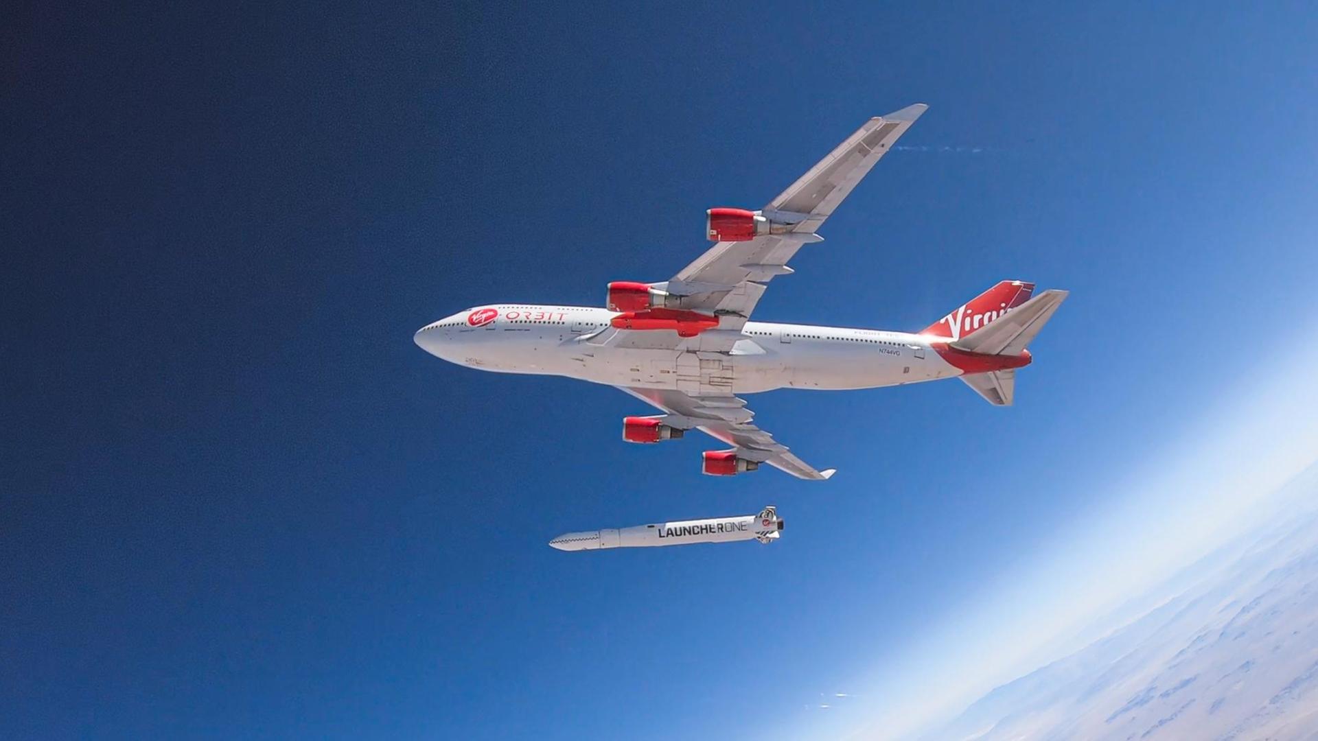 Beispiel für einen Microlauncher: Die Minirakete Launcher One des Unternehmens Virgin Orbit wird mit einem Jumbojet in einige Kilometer Höhe getragen, ausgeklinkt und gezündet Beispiel für einen Microlauncher: Die Minirakete Launcher One des Unternehmens Virgin Orbit wird mit einem Jumbojet in einige Kilometer Höhe getragen, ausgeklinkt und gezündet
