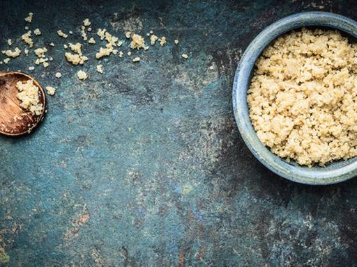 Eine Schale mit Quinoa