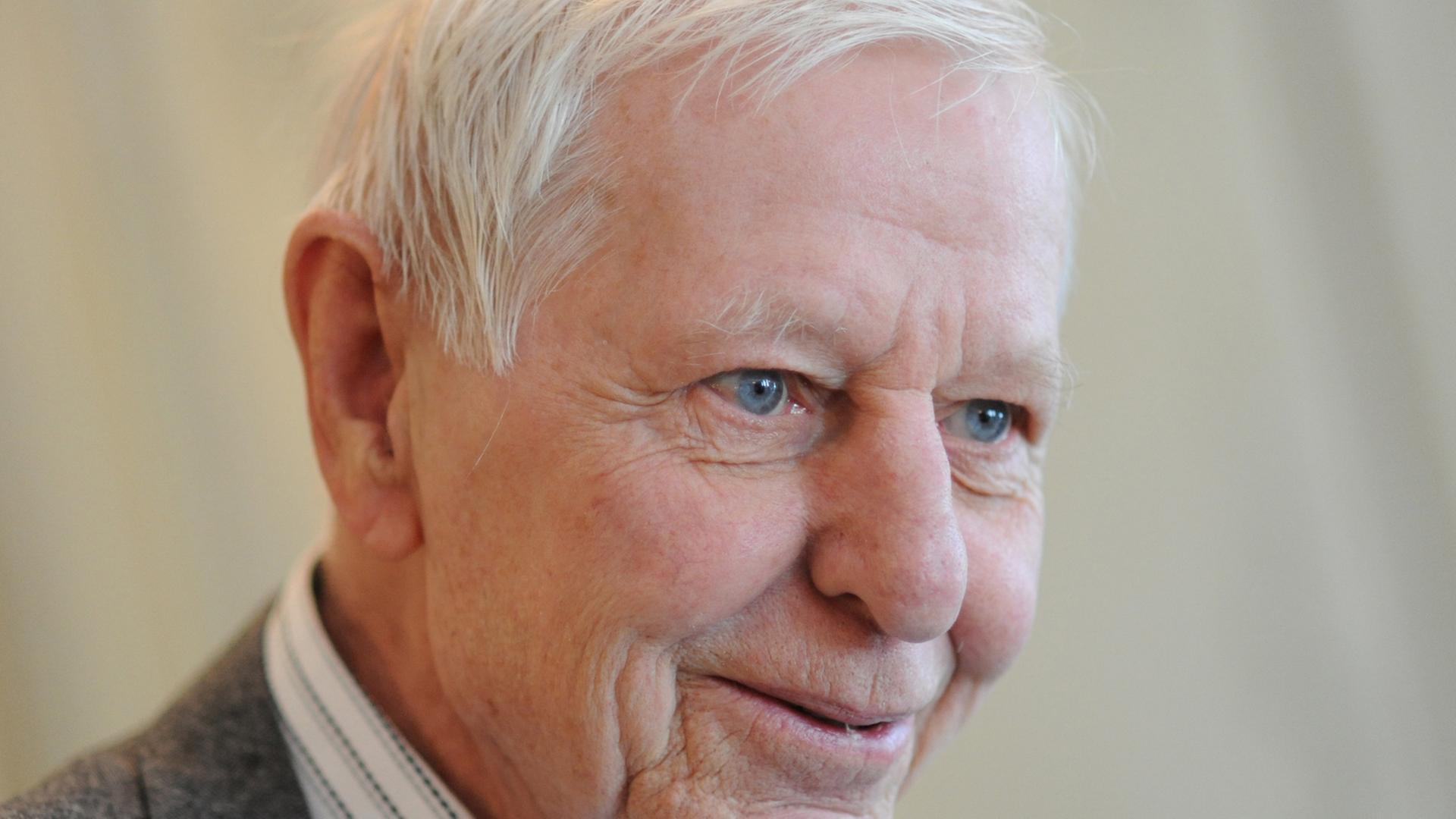 Hans Magnus Enzensberger, Portrait, lächelnd von der Seite Hans Magnus Enzensberger, Portrait, lächelnd von der Seite
