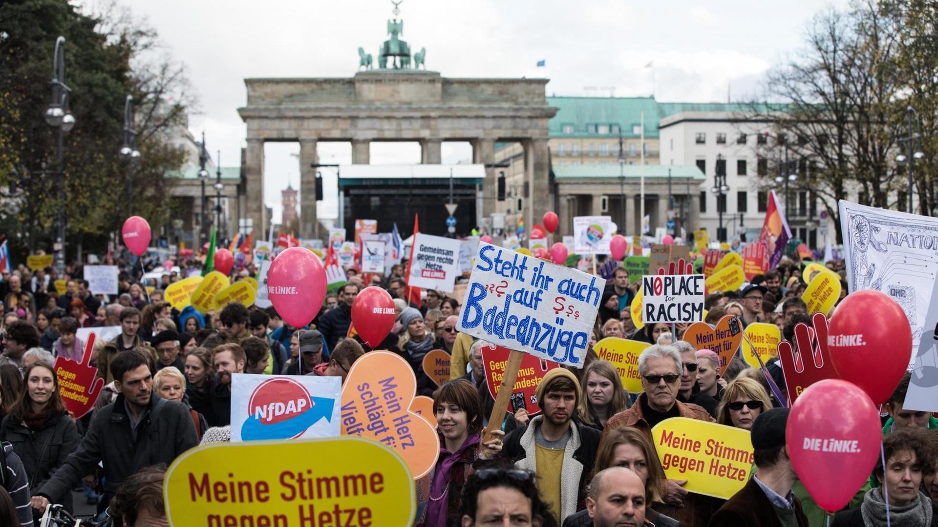 Tausende Menschen demonstrieren zwei Tage vor der ersten Sitzung des neuen Bundestags (am 22. Oktober 2017) "gegen Hass und Rassismus im Parlament" Tausende Menschen demonstrieren zwei Tage vor der ersten Sitzung des neuen Bundestags (am 22. Oktober 2017) "gegen Hass und Rassismus im Parlament"
