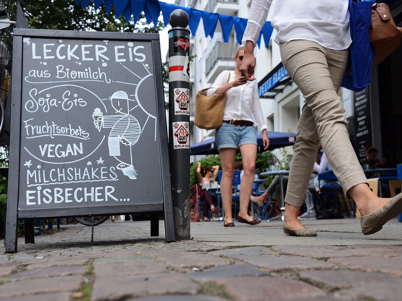 Ein Schild weist im Weinbergsweg in Berlin Mitte auf Eis aus Biomilch, Soja-Eis und vegane Fruchtsorbets hin. Ein Schild weist im Weinbergsweg in Berlin Mitte auf Eis aus Biomilch, Soja-Eis und vegane Fruchtsorbets hin.
