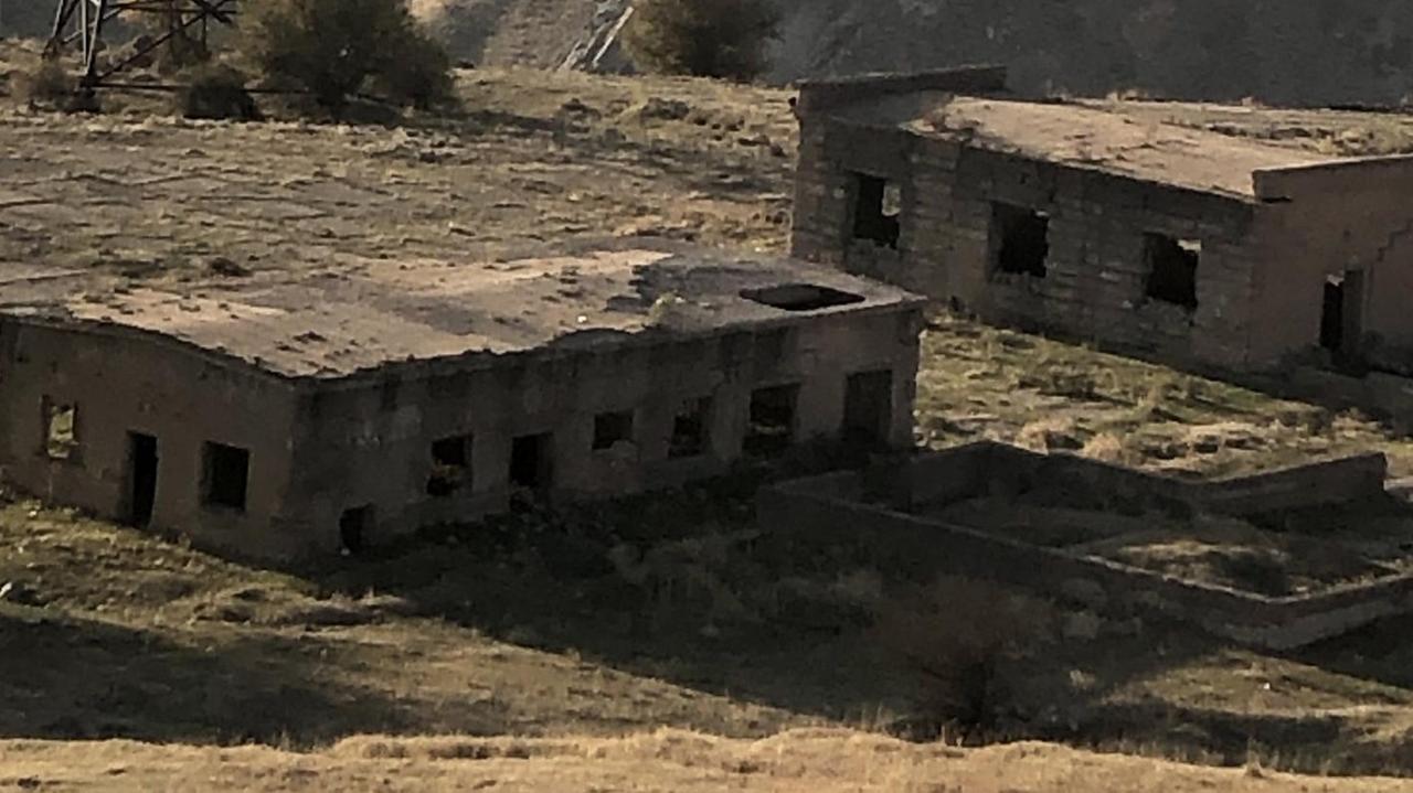 Alte Anlage in Mailuu-Suu, neben einem Schacht. Alte Anlage in Mailuu-Suu, neben einem Schacht.