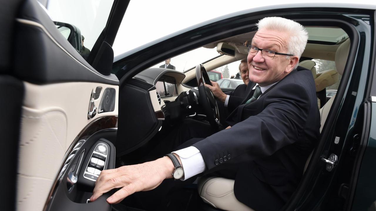 Winfried Kretschmann posiert auf dem Fahrersitz eines Autos. Winfried Kretschmann posiert auf dem Fahrersitz eines Autos.