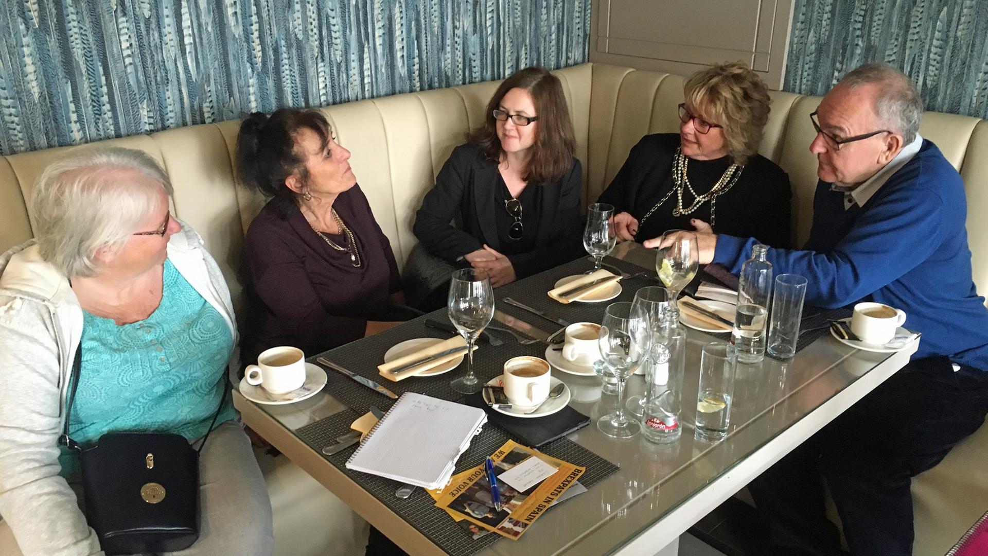 Kath Emerton (von links nach rechts), "Brexpat"-Sprecherin Anne Hernández, Victoria Westhead, Sarah Hawes und Glyn Emerton debattieren in Mijas, Spanien, über die Zukunft. Sie fürchten, dass sie wegen des Brexit das Land verlassen müssen.