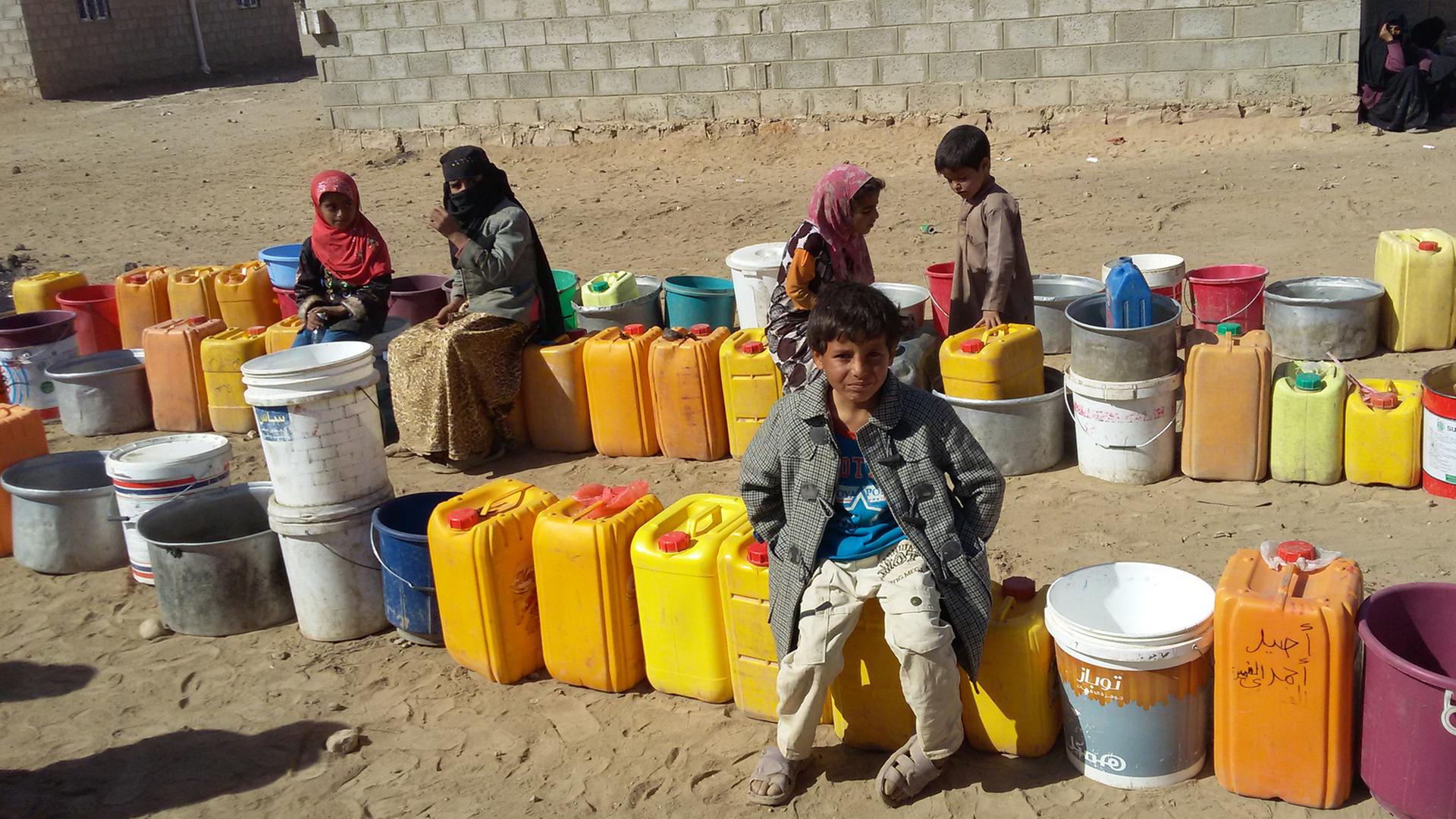 Kinder in Amran, einer Provinz im Norden des Jemen, stehen für Wasser an: Mehr als 19 Millionen Jemeniter haben durch den Krieg erschwerten Zugang zu sauberem Wasser und leben in schlechten sanitären Verhältnissen. Kinder in Amran, einer Provinz im Norden des Jemen, stehen für Wasser an: Mehr als 19 Millionen Jemeniter haben durch den Krieg erschwerten Zugang zu sauberem Wasser und leben in schlechten sanitären Verhältnissen.