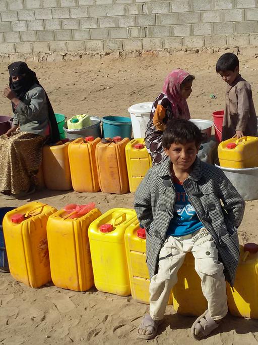 Kinder in Amran, einer Provinz im Norden des Jemen, stehen für Wasser an: Mehr als 19 Millionen Jemeniter haben durch den Krieg erschwerten Zugang zu sauberem Wasser und leben in schlechten sanitären Verhältnissen.