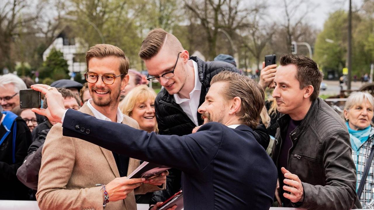 Joko Winterscheidt und Klaas Heufer-Umlauf mit Fans bei der Verleihung des 54. Gimme-Preises. Joko Winterscheidt und Klaas Heufer-Umlauf mit Fans bei der Verleihung des 54. Gimme-Preises.