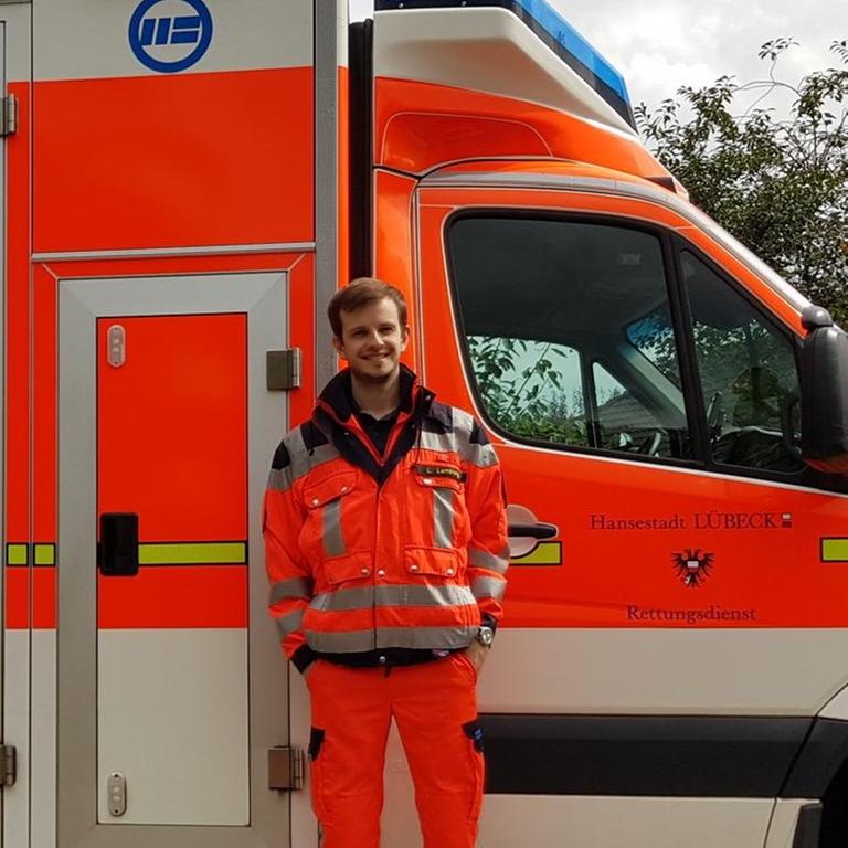 Leon steht vor einem Rettungswagen Leon steht vor einem Rettungswagen