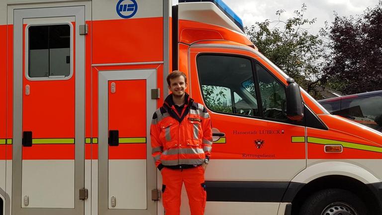 Leon steht vor einem Rettungswagen Leon steht vor einem Rettungswagen