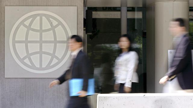 Menschen laufen an der Zentrale der Weltbank in Washington vorbei
