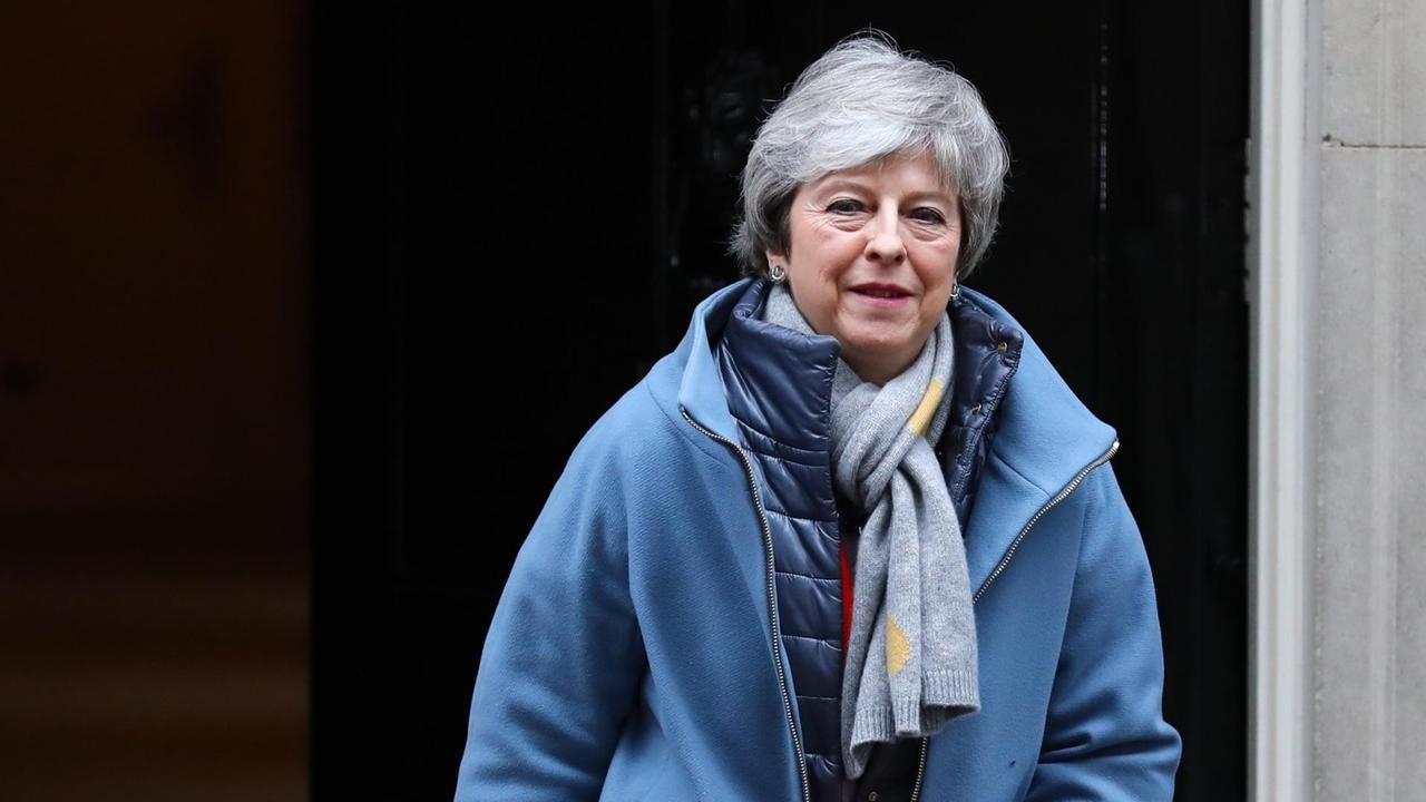 Die britische Premierministerin Theresa May verlässt die Downing Street No 10 auf dem Weg zum Parlament