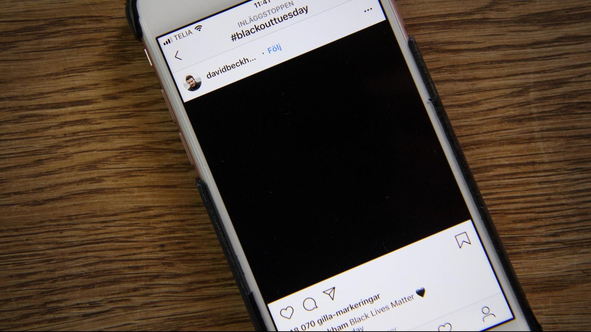 Mit schwarzen Profilbildern auf Social Media wurde nach dem Tod von George Floyd am BlackTuesdays gegen Rassismus und Polizeigewalt protestiert Mit schwarzen Profilbildern auf Social Media wurde nach dem Tod von George Floyd am BlackTuesdays gegen Rassismus und Polizeigewalt protestiert