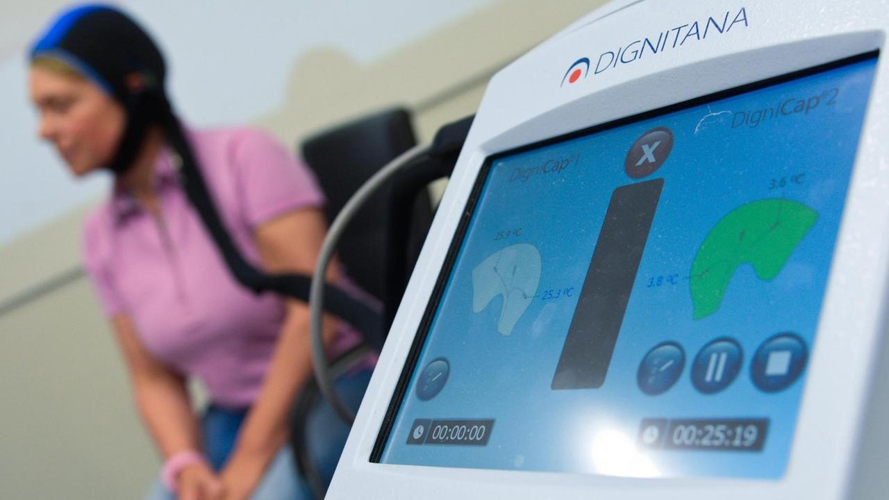 Haube des medizinischen Geräts "DIGNITANA" zur Kopfhautkühlung während einer Pk in der Medizinischen Hochschule in Hannover Haube des medizinischen Geräts "DIGNITANA" zur Kopfhautkühlung während einer Pk in der Medizinischen Hochschule in Hannover