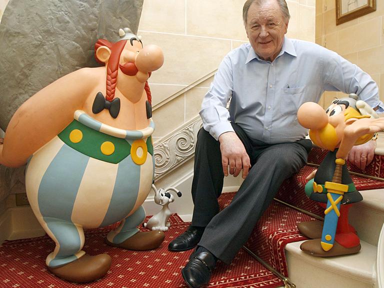 Cartoonist Albert Uderzo mit zwei seiner bekanntesten Figuren: Obelix und Asterix (2009)