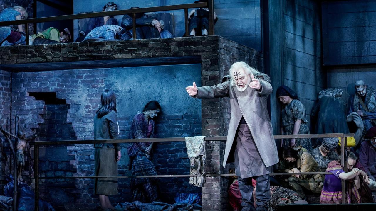 John Tomlinson (als der Priesterkönig) und Ensemble in der Oper "Babylon" in der Regie von Andreas Kriegenburg an der Staatsoper Berlin. John Tomlinson (als der Priesterkönig) und Ensemble in der Oper "Babylon" in der Regie von Andreas Kriegenburg an der Staatsoper Berlin.