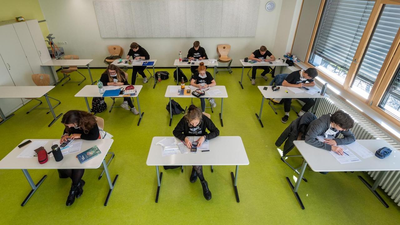 In einem Gymnasium in Dresden bereiten sich Schülerinnen und Schüler auf die Abitur-Prüfung vor. In einem Gymnasium in Dresden bereiten sich Schülerinnen und Schüler auf die Abitur-Prüfung vor.