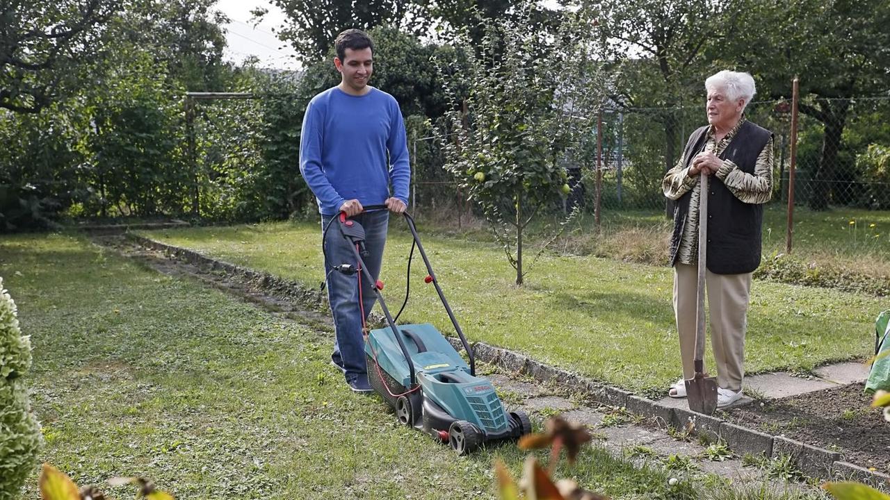 Student Hossein Pazouki hilft in Berghausen/Pfinztal einer Rentnerin beim Rasenmähen. Student Hossein Pazouki hilft in Berghausen/Pfinztal einer Rentnerin beim Rasenmähen.