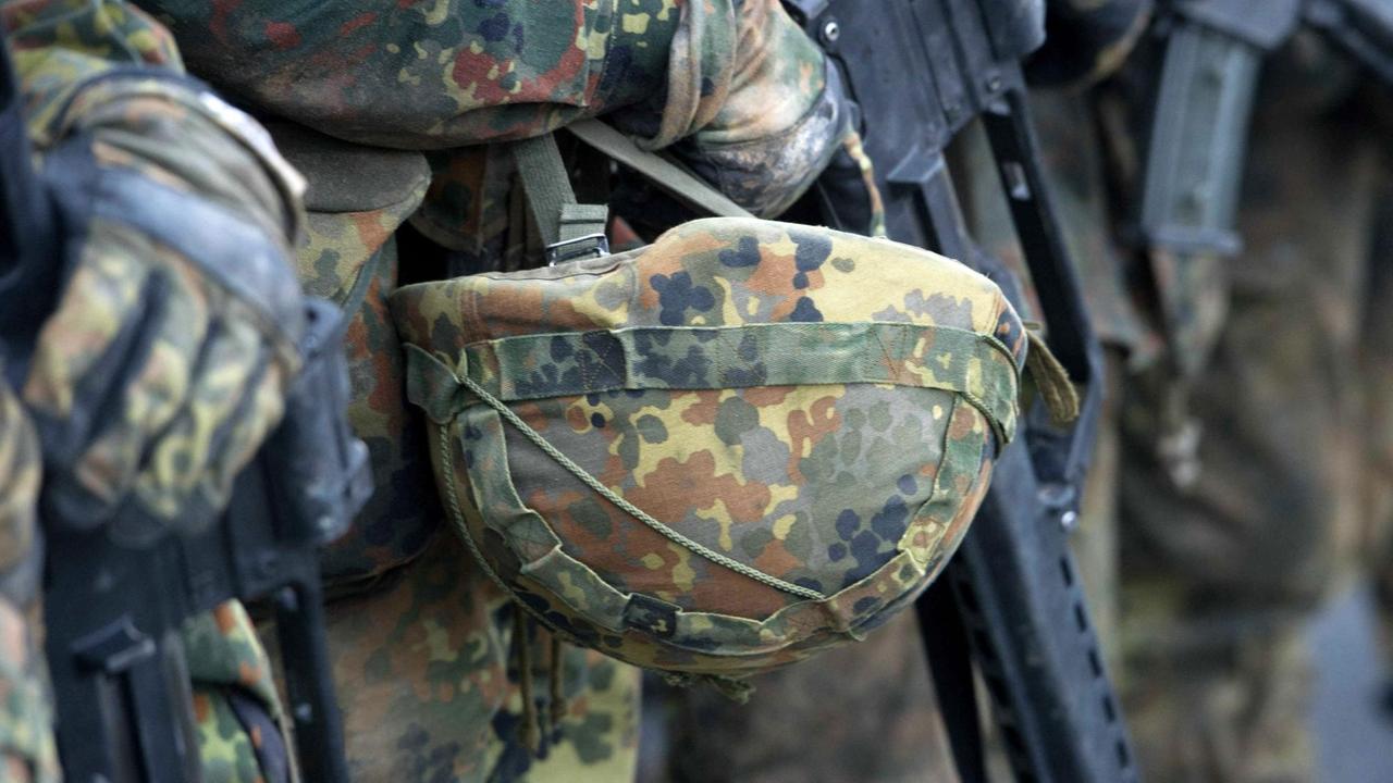 Soldaten in der Grundausbildung stehen am 01.11.2016 auf dem Gelände der Marinetechnikschule (MTS) in Parow (Mecklenburg-Vorpommern) bei Stralsund. Die Bundeswehr hat die knapp acht Millionen Euro Ausgaben für die Realitiy-Dokumentation "Die Rekruten" und eine damit verbundene Werbekampagne verteidigt. Die Serie soll nach Angaben der Bundeswehr die Ausbildung der Rekruten mit allen Höhen und Tiefen abbilden. Von Dienstag an wirbt die Bundeswehr in der täglichen Dokumentation auf einem Youtube-Kanal um junge Soldaten, indem sie die Ausbildung und das Leben von zwölf Rekruten der Marinetechnikschule abbildet. Soldaten in der Grundausbildung stehen am 01.11.2016 auf dem Gelände der Marinetechnikschule (MTS) in Parow (Mecklenburg-Vorpommern) bei Stralsund. Die Bundeswehr hat die knapp acht Millionen Euro Ausgaben für die Realitiy-Dokumentation "Die Rekruten" und eine damit verbundene Werbekampagne verteidigt. Die Serie soll nach Angaben der Bundeswehr die Ausbildung der Rekruten mit allen Höhen und Tiefen abbilden. Von Dienstag an wirbt die Bundeswehr in der täglichen Dokumentation auf einem Youtube-Kanal um junge Soldaten, indem sie die Ausbildung und das Leben von zwölf Rekruten der Marinetechnikschule abbildet.