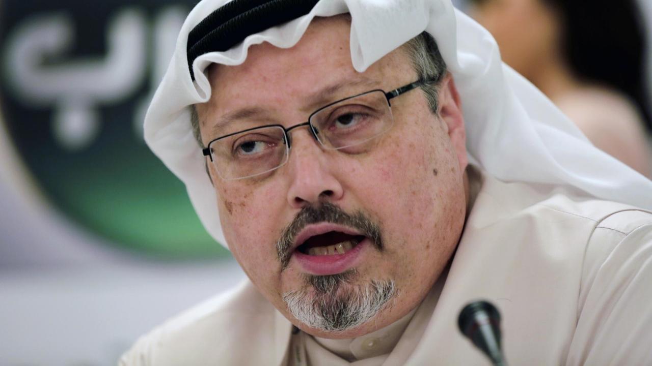 Jamal Khashoggi bei einer Pressekonferenz 2014. Jamal Khashoggi bei einer Pressekonferenz 2014.