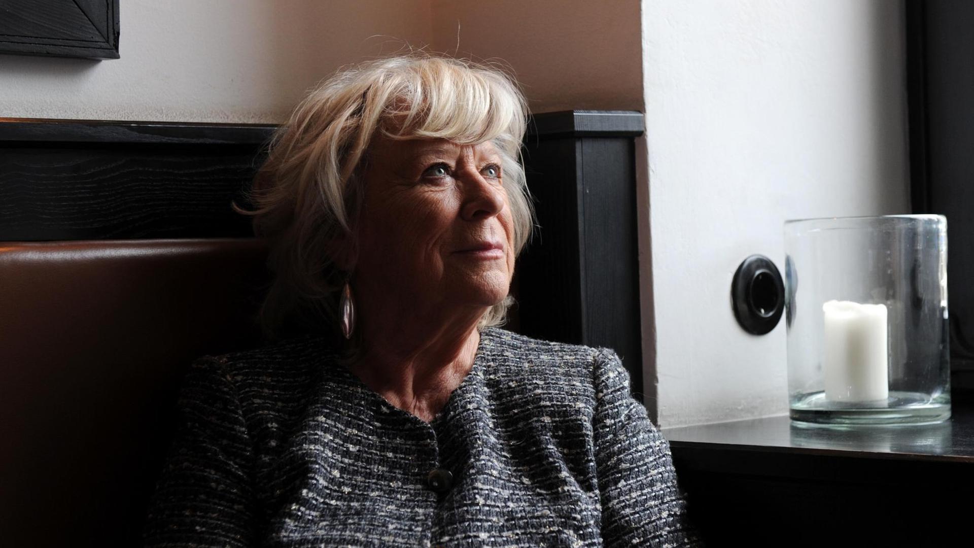 Die Regisseurin Margarethe von Trotta schaut im Halbdunkeln in die Ferne.