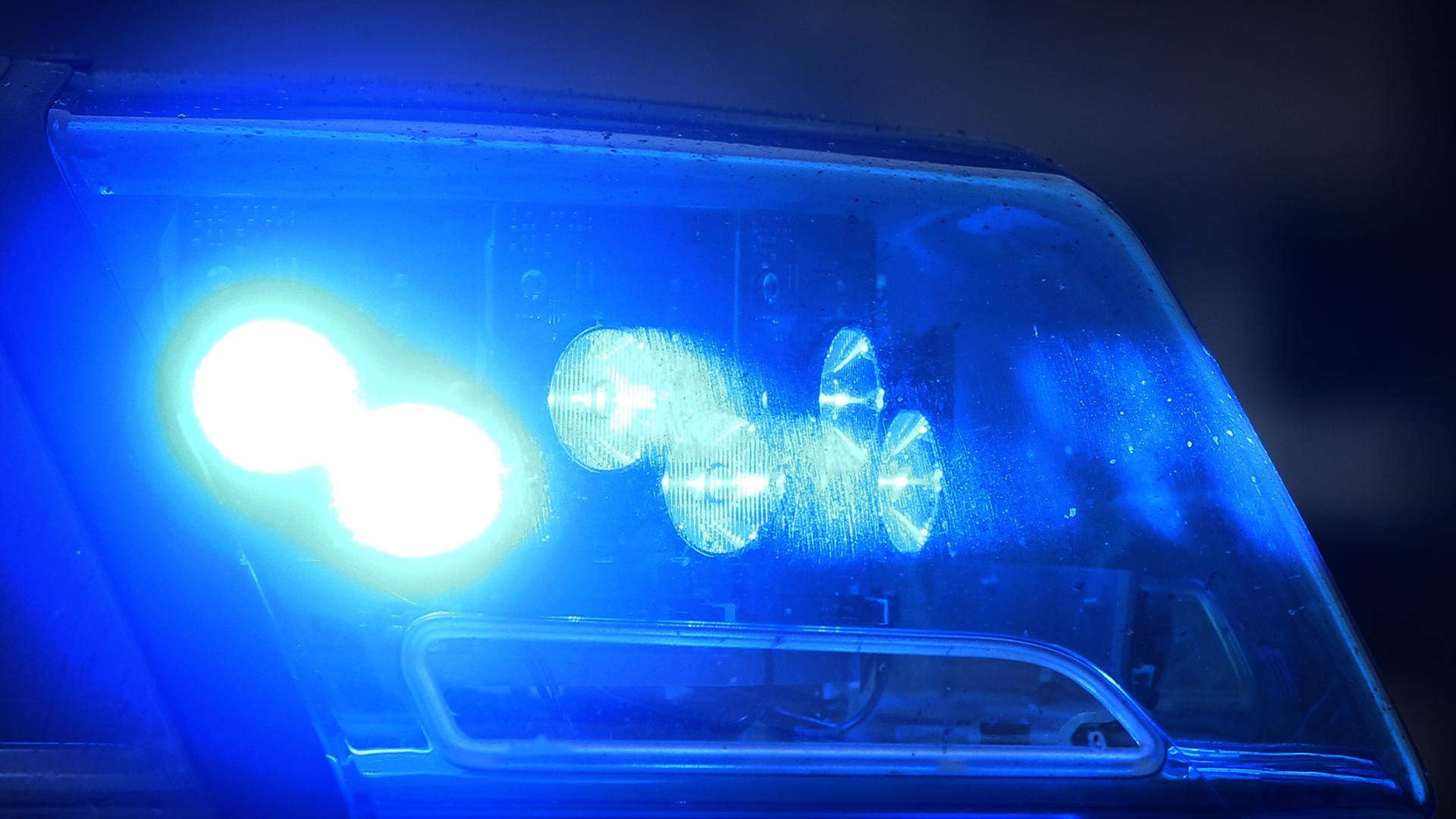 Blaulicht eines Polizeiautos, das von einer Pkw-Fensterscheibe reflektiert wird Blaulicht eines Polizeiautos, das von einer Pkw-Fensterscheibe reflektiert wird