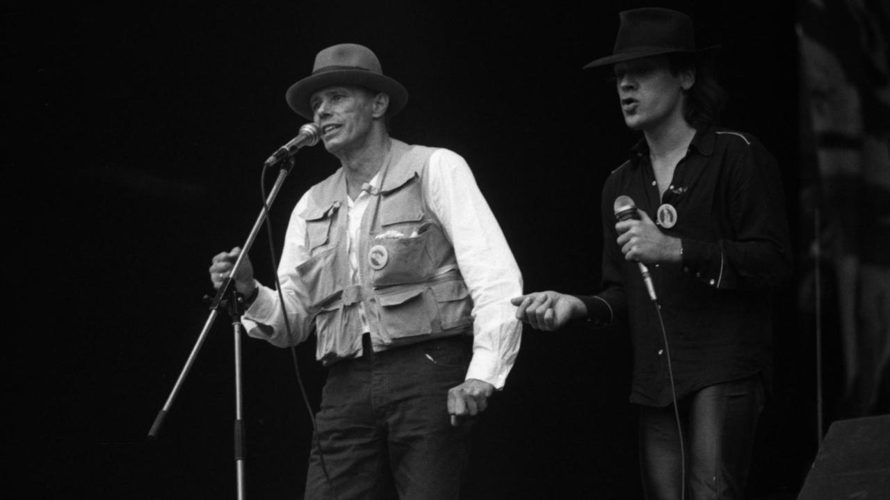 Künstler Joseph Beuys (l.) und Sänger Udo Lindenberg bei ihrem Auftritt für "Künstler für den Frieden" 1982 in Bochum Künstler Joseph Beuys (l.) und Sänger Udo Lindenberg bei ihrem Auftritt für "Künstler für den Frieden" 1982 in Bochum