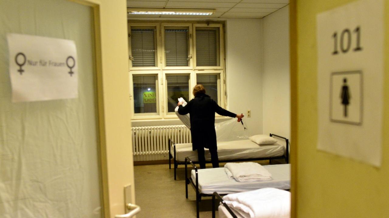Betten sind am 04.01.2017 in Berlin in der neuen Einrichtung der Kältehilfe in der Seestraße für Obdachlose bereitgestellt. Die Einrichtung bietet 59 Übernachtungsplätze. Betten sind am 04.01.2017 in Berlin in der neuen Einrichtung der Kältehilfe in der Seestraße für Obdachlose bereitgestellt. Die Einrichtung bietet 59 Übernachtungsplätze.